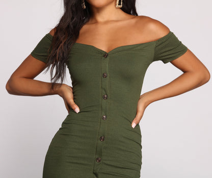 Cosybreezee - Buttoned Off Shoulder Midi Dress