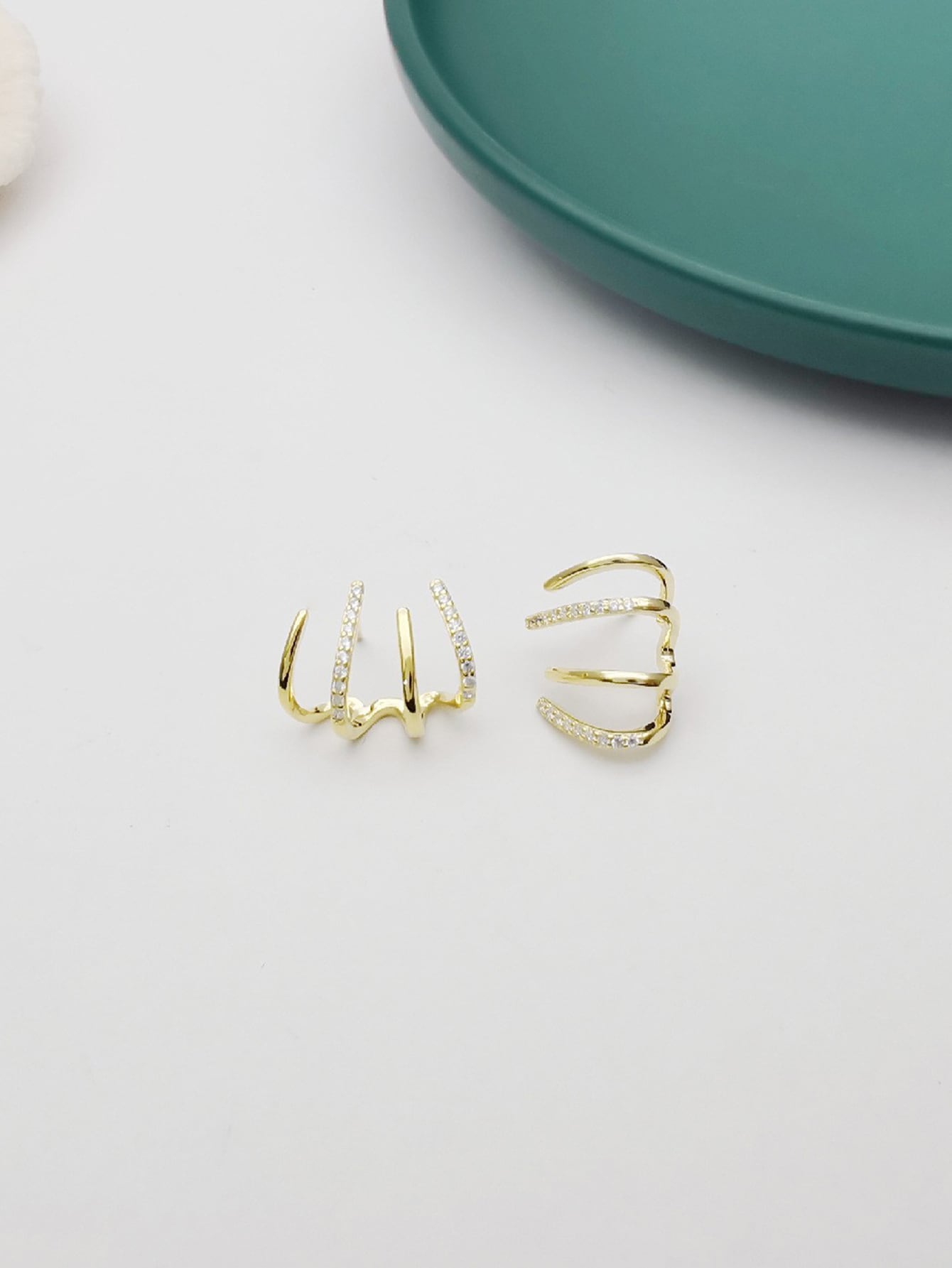 Women's Geometric One-piece Four-claw Design Earrings