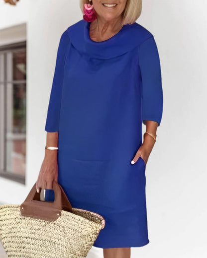 Solid color dress with round neckline